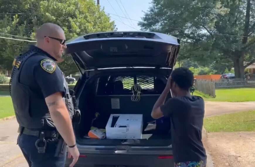 Kind Cop Gives PlayStation To Black Boy Looking For Yard Work After…