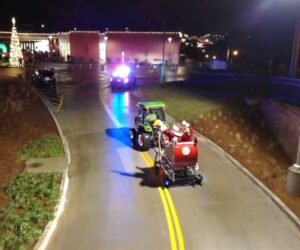 Police Escort Santa To Traditional Christmas Tree Lighting